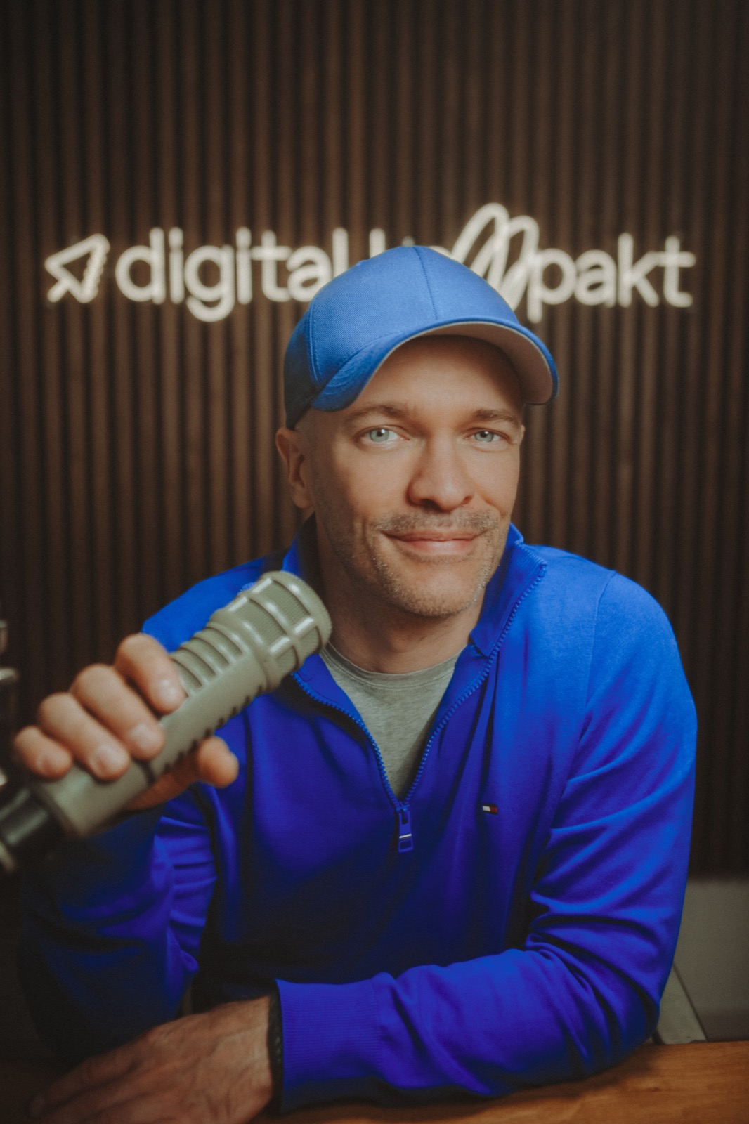 Joël Kaczmarek am Mikrofon im Podcast-Studio
